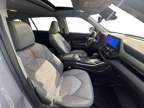 Used 2023 Toyota Highlander Bronze Edition image 16