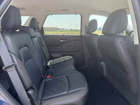 Used 2025 Nissan Pathfinder SL AWD/4WD image 2