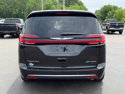 Used 2023 Chrysler Pacifica Touring-L FWD image 6