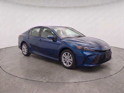 Used 2025 Toyota Camry LE FWD image 3