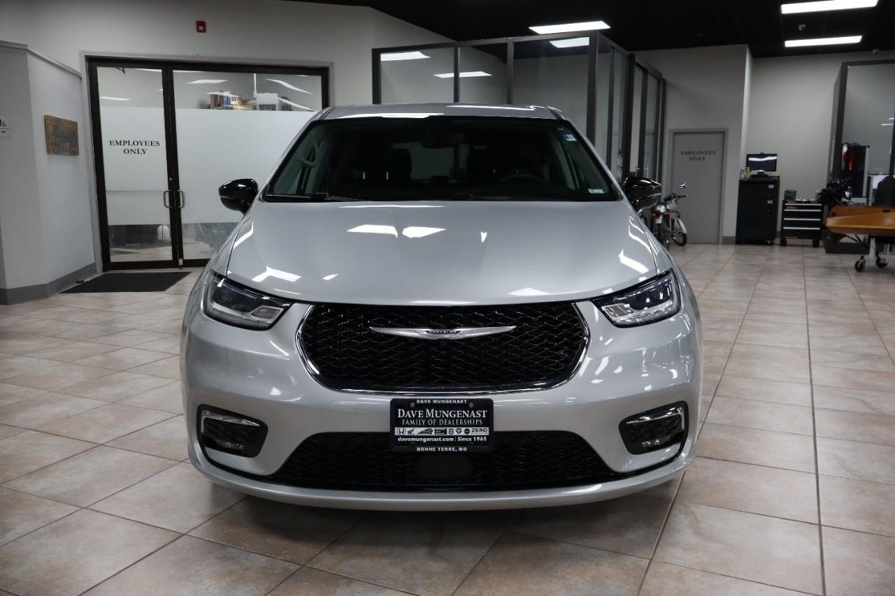Used 2024 Chrysler Pacifica Touring-L FWD image 10