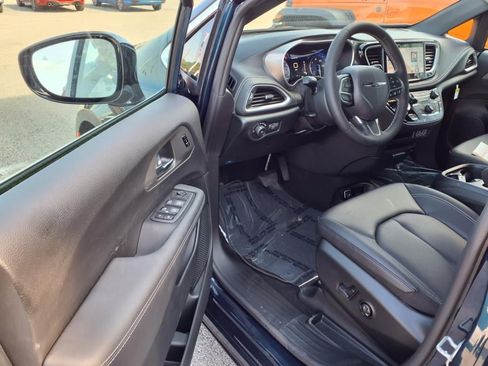 New 2025 Chrysler Pacifica Select image 6
