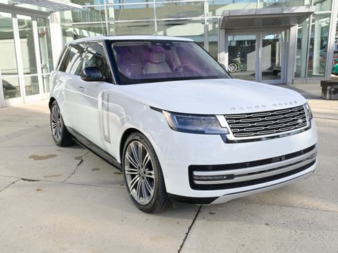 Used 2023 Land Rover Range Rover Autobiography image 3