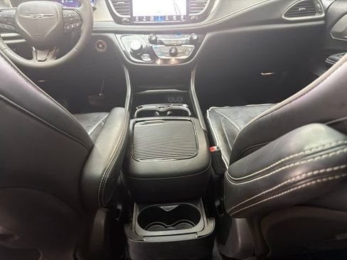 Used 2023 Chrysler Pacifica Limited w/ S Appearance Package FWD image 19