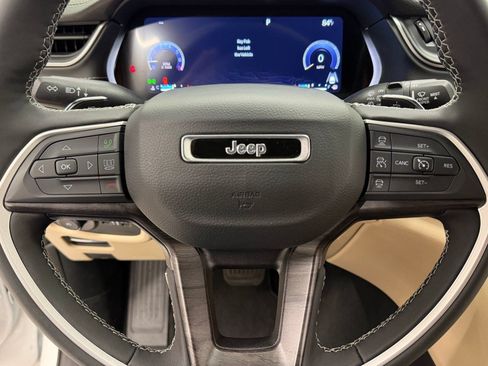 Used 2023 Jeep Grand Cherokee Limited AWD/4WD image 9
