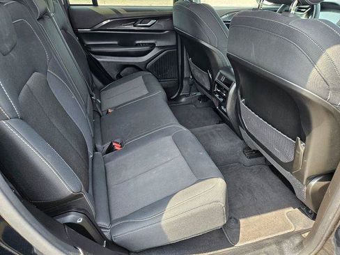 Used 2023 Jeep Grand Cherokee Laredo AWD/4WD image 16