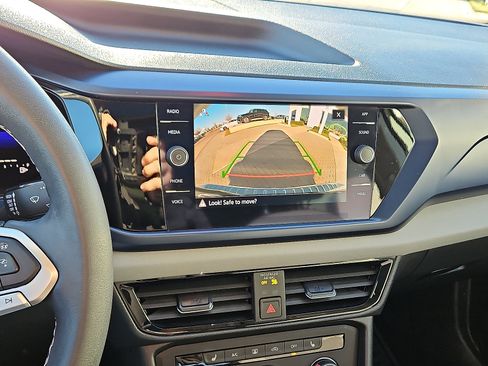 Used 2022 Volkswagen Taos SE image 16