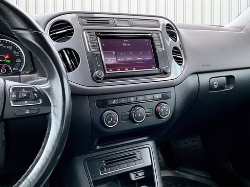 Used 2017 Volkswagen Tiguan S image 9