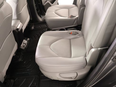 Used 2024 Toyota Highlander Limited FWD image 12