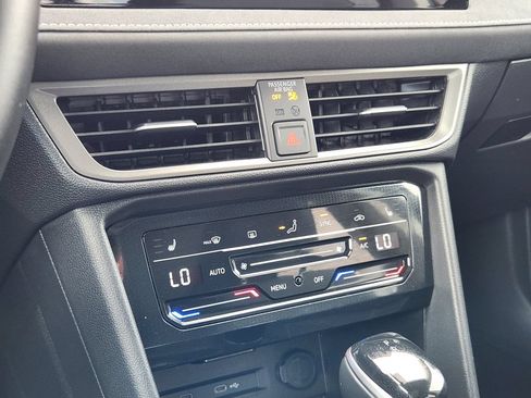 Certified 2025 Volkswagen Taos SE AWD/4WD image 15