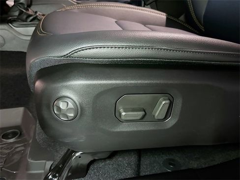 New 2025 Jeep Gladiator Sport image 13