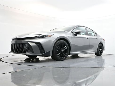 Used 2025 Toyota Camry SE image 43