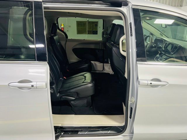 Used 2024 Chrysler Pacifica Touring-L FWD image 28
