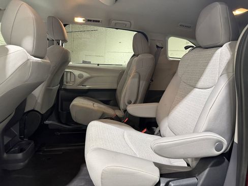 Used 2024 Toyota Sienna LE FWD image 29