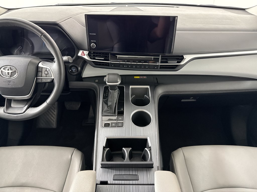 Used 2026 Toyota Sienna XLE FWD image 14