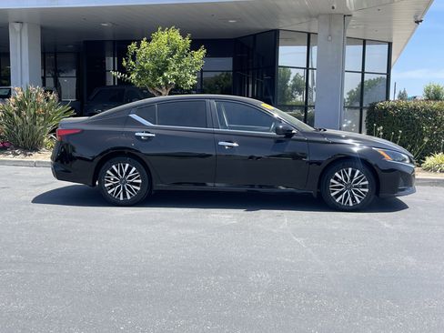 Used 2023 Nissan Altima 2.5 SV FWD image 6