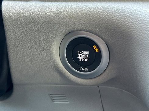 Used 2024 Chrysler Pacifica Touring-L image 23