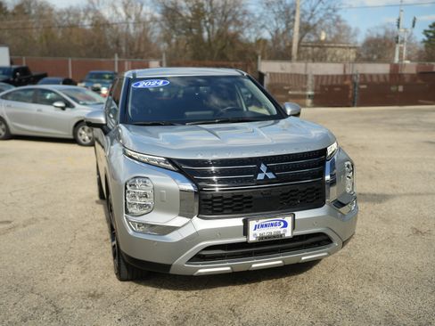 Used 2024 Mitsubishi Outlander AWD image 2