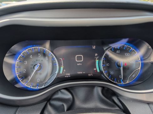 Used 2022 Chrysler Pacifica Touring-L FWD image 10