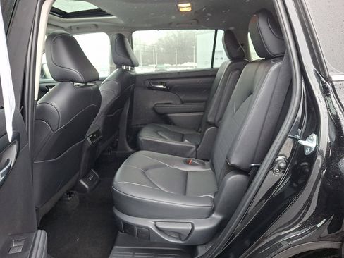 Used 2025 Toyota Highlander XLE image 11