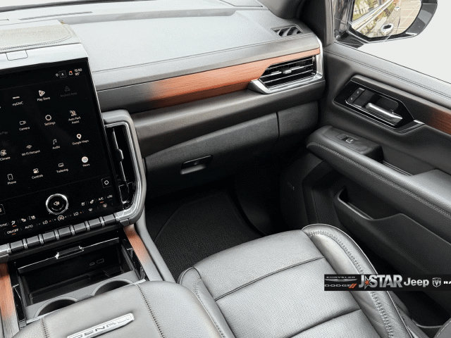 Used 2025 GMC Yukon XL Denali AWD/4WD image 17