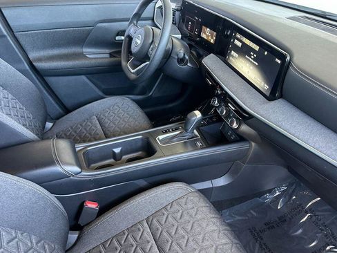 Used 2025 Nissan Kicks SV AWD/4WD image 16