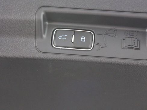 Used 2023 Ford Explorer Limited image 16