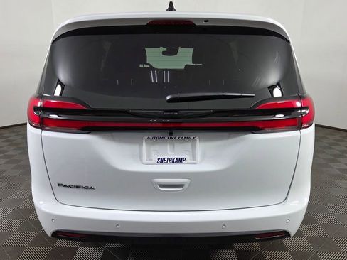 New 2026 Chrysler Pacifica Select image 6