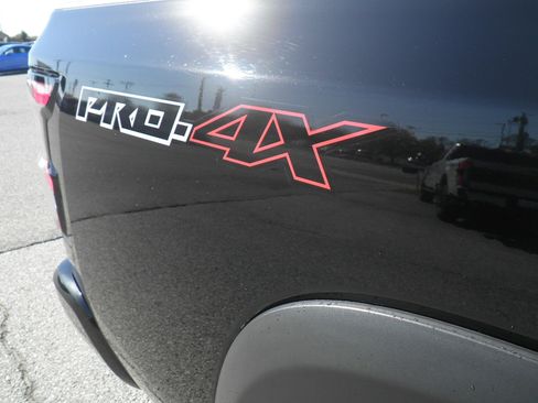 Used 2022 Nissan Frontier PRO-4X image 9