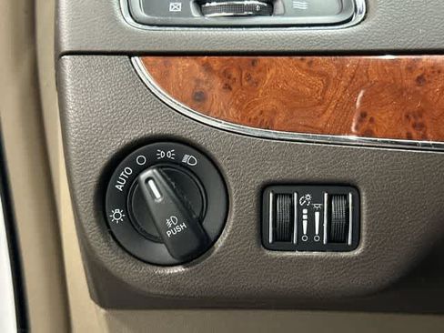Used 2014 Chrysler Town & Country Touring FWD image 19