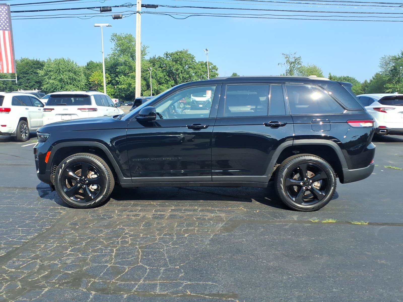 Used 2023 Jeep Grand Cherokee Limited w/ Black Appearance Package AWD/4WD image 4