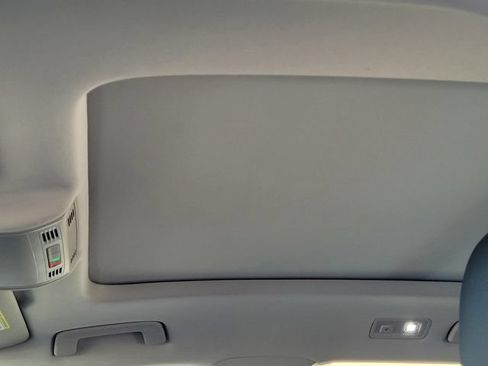 Used 2022 Volkswagen Taos SEL w/ Panoramic Sunroof Package AWD/4WD image 17