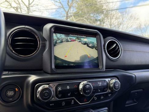 Used 2022 Jeep Wrangler Unlimited Sahara AWD/4WD image 31