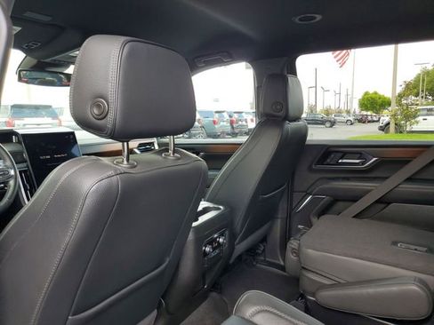 Used 2025 GMC Yukon XL Denali AWD/4WD image 9
