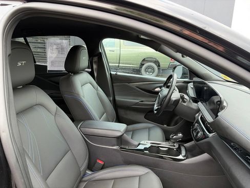Used 2024 Buick Envista Sport Touring w/ Convenience I Package FWD image 9
