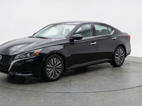 Used 2025 Nissan Altima 2.5 SV image 3