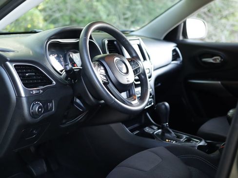 Used 2019 Jeep Cherokee Latitude w/ Popular Appearance Group FWD image 9