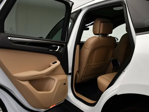 Certified 2026 Porsche Macan AWD/4WD image 44