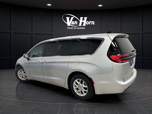 Used 2023 Chrysler Pacifica Touring-L FWD image 5