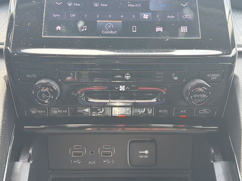 Used 2023 Jeep Grand Cherokee Laredo w/ Luxury Tech Group I AWD/4WD image 21