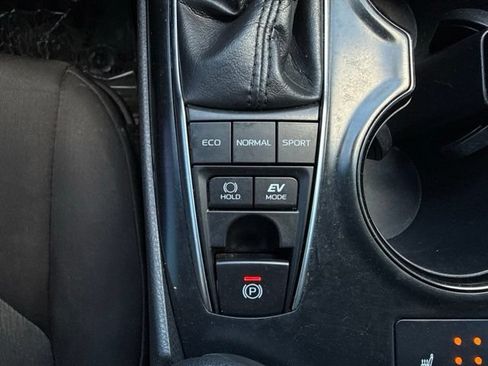 Used 2018 Toyota Camry LE FWD image 19