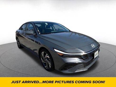 Used 2025 Hyundai Elantra SEL image 1