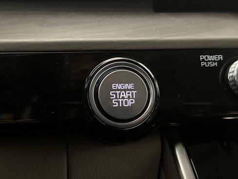 Used 2024 Kia Carnival EX image 21