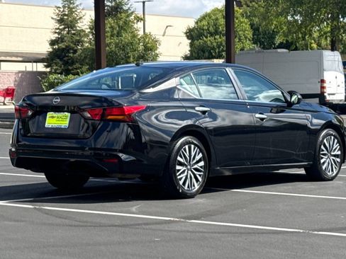 Used 2025 Nissan Altima 2.5 SV FWD image 11