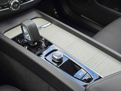 Certified 2025 Volvo XC60 B5 Plus AWD/4WD image 27