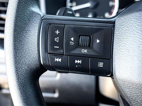 Used 2025 Nissan Rogue S image 18