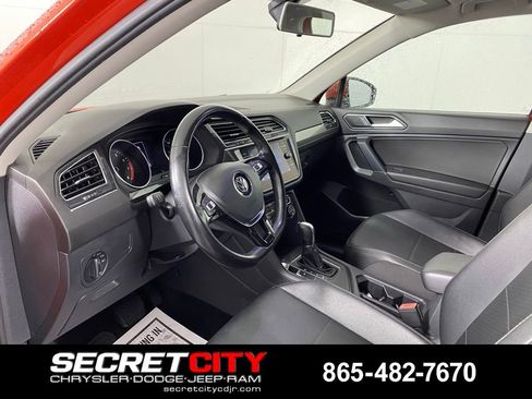 Used 2018 Volkswagen Tiguan SE w/ Panoramic Sunroof Package FWD image 11