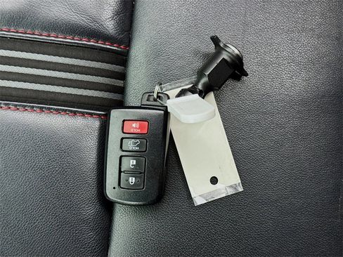 Used 2019 Toyota Highlander SE image 28