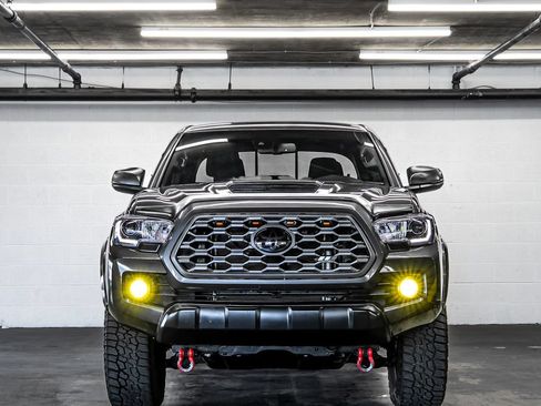 Used 2020 Toyota Tacoma TRD Sport w/ Technology Package AWD/4WD image 8