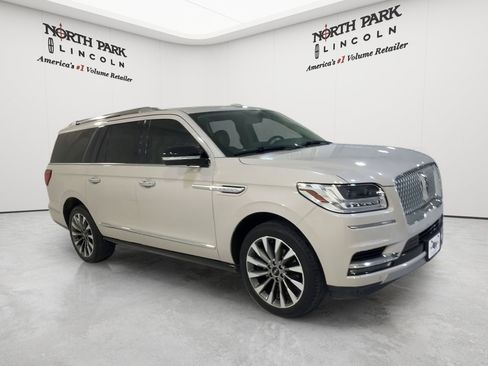 Used 2019 Lincoln Navigator L Select RWD image 3